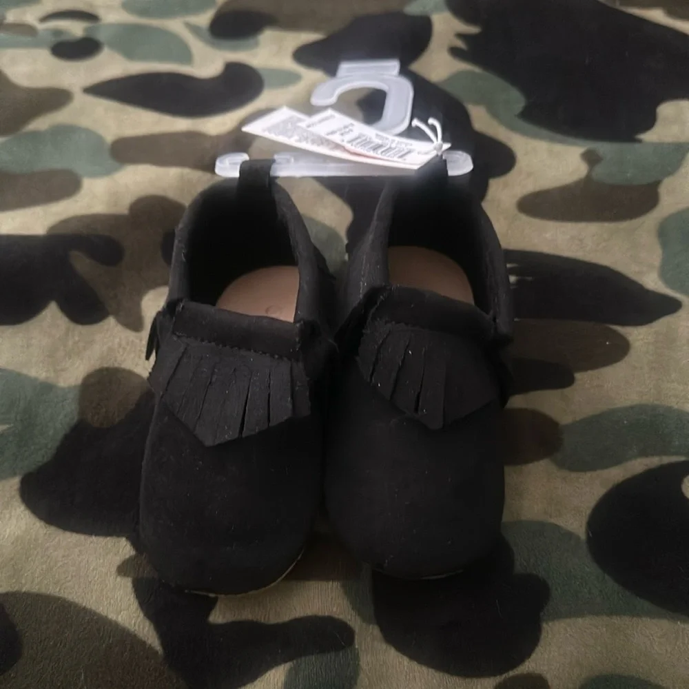 OLD NAVY BABY MOCCASIN SHOES/SLIPPERS: BLACK: NEW WITH TAGS: SIZE 6-12 MTH